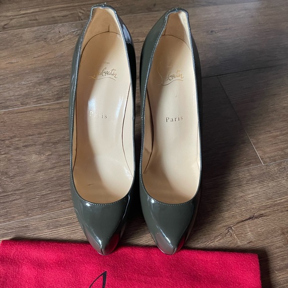 CHRISTIAN LOUBOUTIN-AUTHENTIC, Brand New Green Patent Leather Pumps - Picture 4 of 13